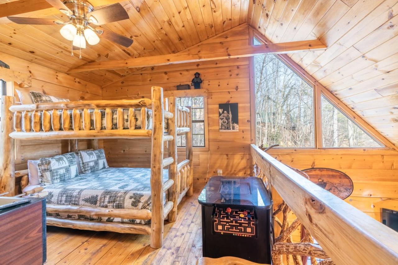 Moonshine Ridge Cabin With Hot Tub And Fire Pit Pigeon Forge Exterior photo